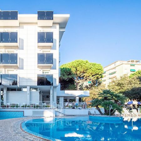 Hotel Ambassador Meuble Lignano Sabbiadoro Ngoại thất bức ảnh