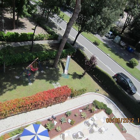 Hotel Ambassador Meuble Lignano Sabbiadoro Ngoại thất bức ảnh
