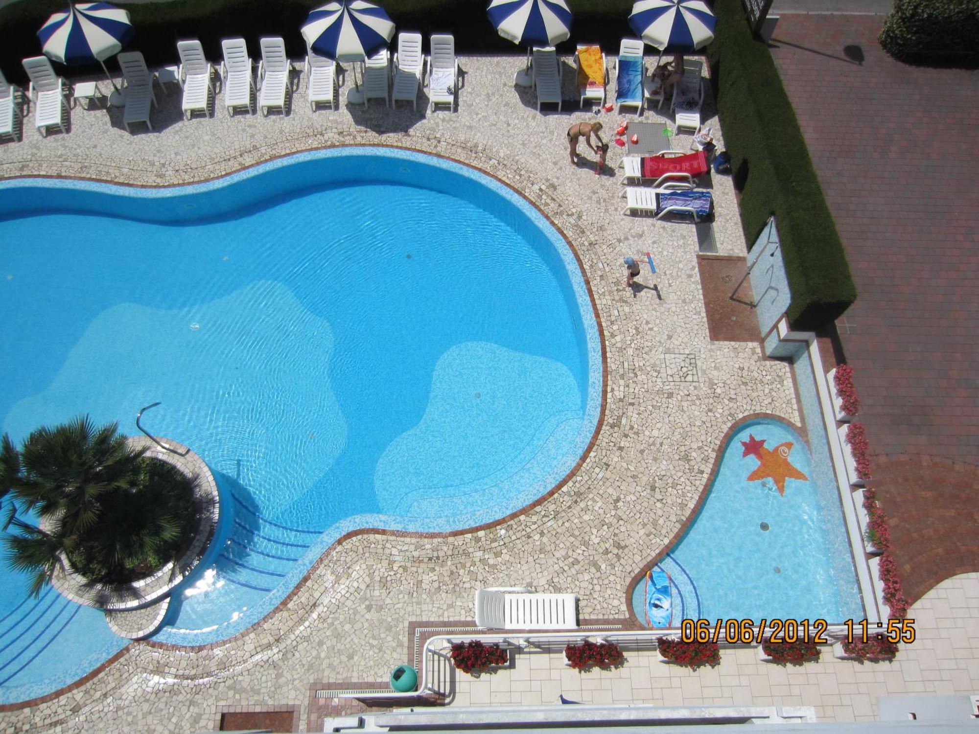 Hotel Ambassador Meuble Lignano Sabbiadoro Ngoại thất bức ảnh
