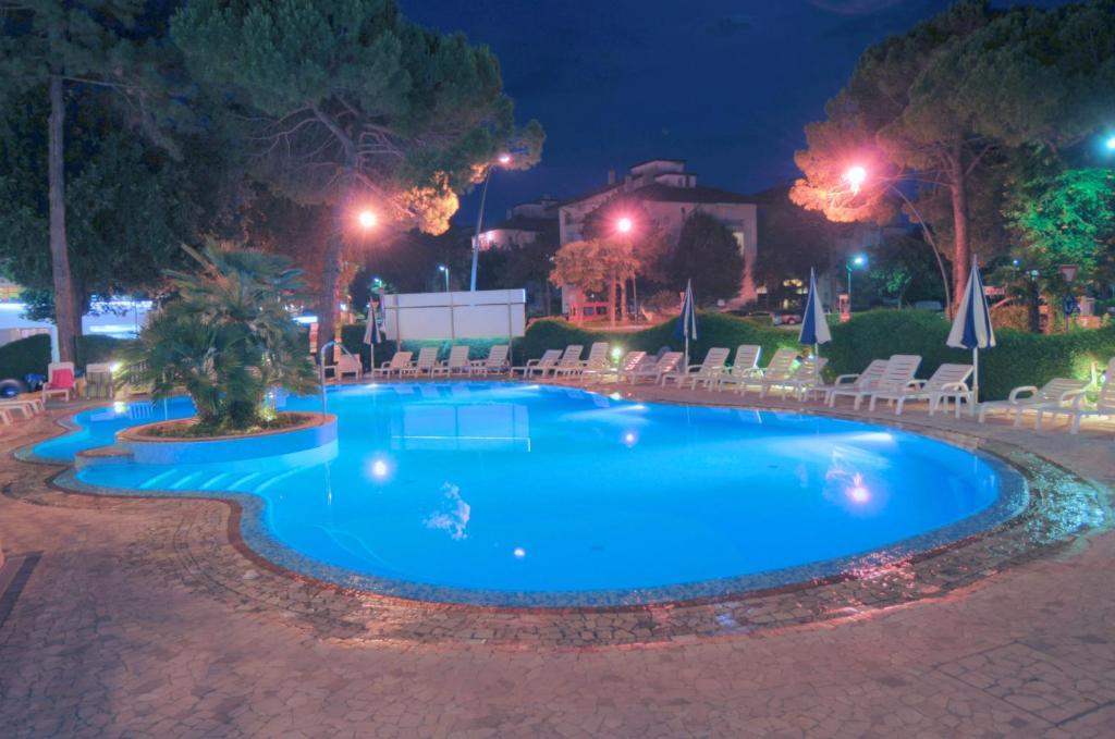 Hotel Ambassador Meuble Lignano Sabbiadoro Ngoại thất bức ảnh