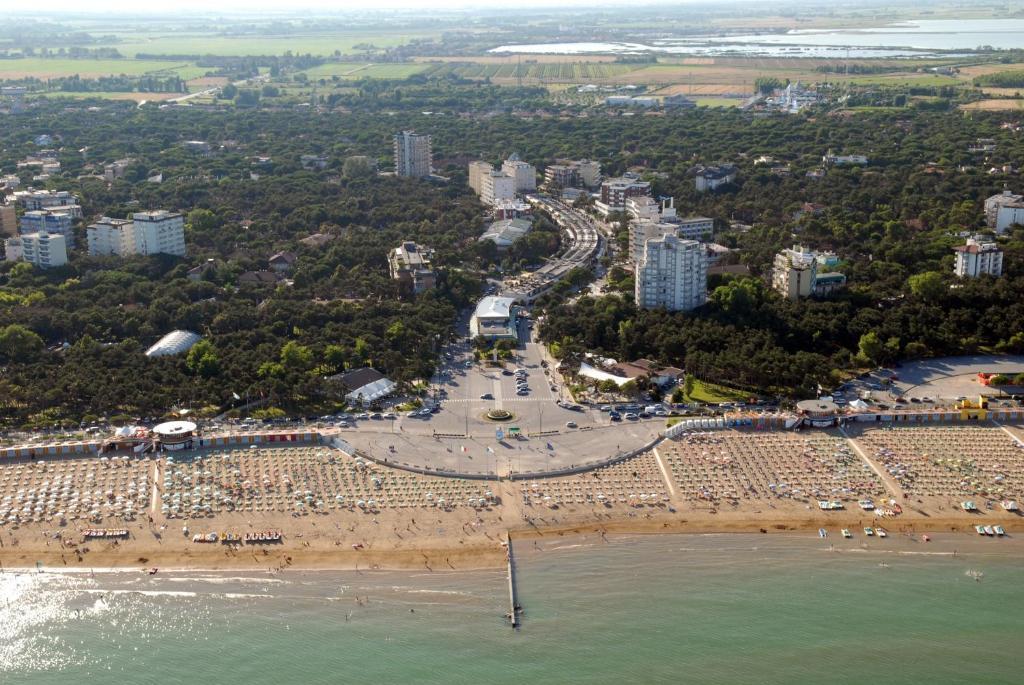 Hotel Ambassador Meuble Lignano Sabbiadoro Ngoại thất bức ảnh