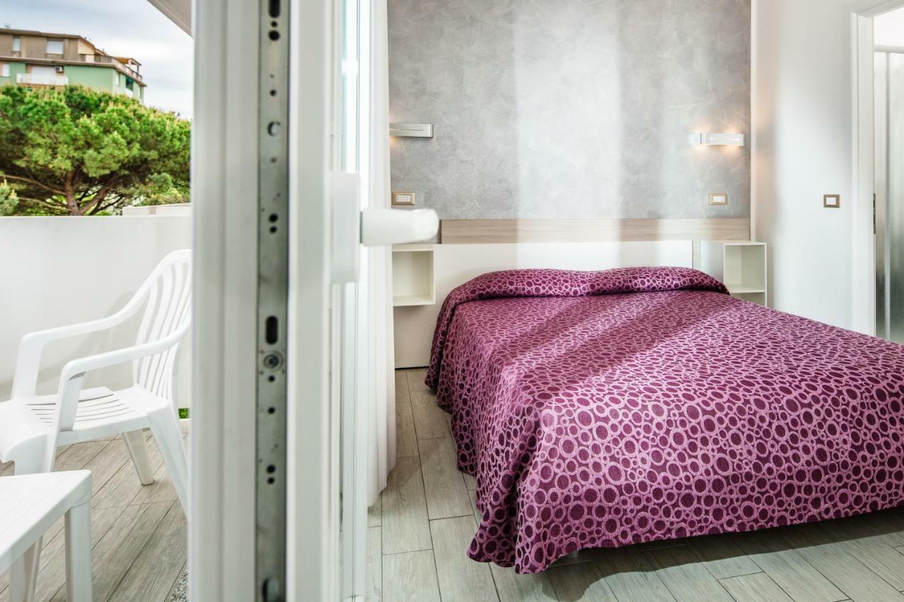 Hotel Ambassador Meuble Lignano Sabbiadoro Ngoại thất bức ảnh