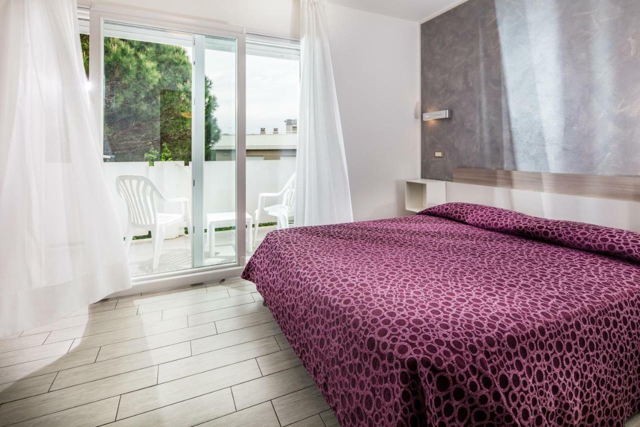 Hotel Ambassador Meuble Lignano Sabbiadoro Ngoại thất bức ảnh
