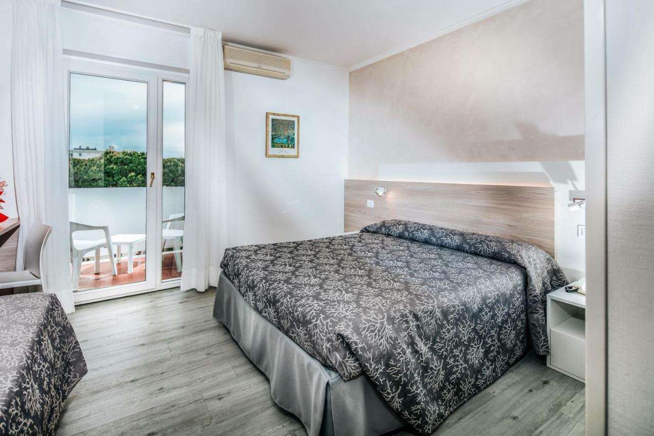 Hotel Ambassador Meuble Lignano Sabbiadoro Ngoại thất bức ảnh