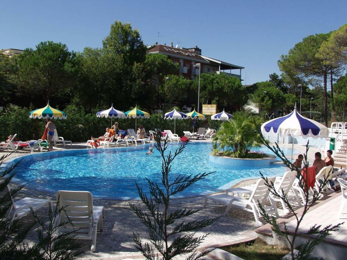 Hotel Ambassador Meuble Lignano Sabbiadoro Ngoại thất bức ảnh