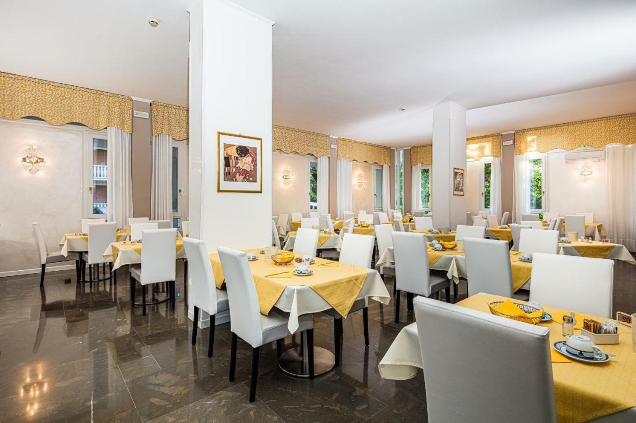 Hotel Ambassador Meuble Lignano Sabbiadoro Ngoại thất bức ảnh