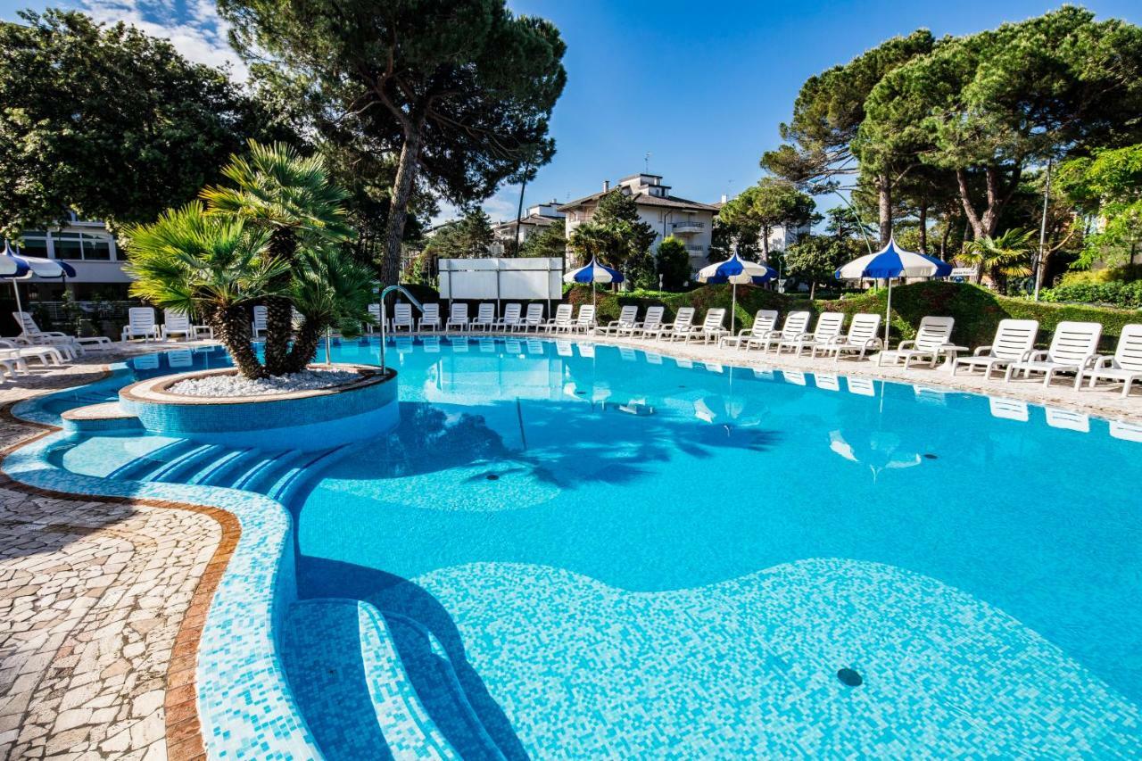 Hotel Ambassador Meuble Lignano Sabbiadoro Ngoại thất bức ảnh