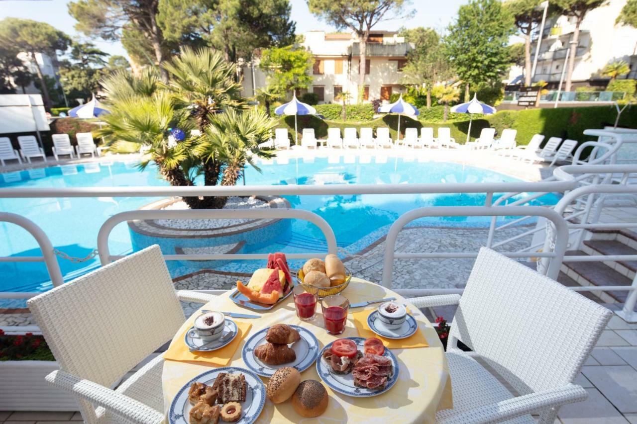 Hotel Ambassador Meuble Lignano Sabbiadoro Ngoại thất bức ảnh