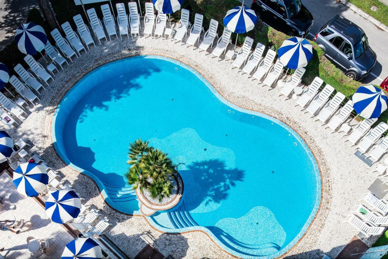 Hotel Ambassador Meuble Lignano Sabbiadoro Ngoại thất bức ảnh
